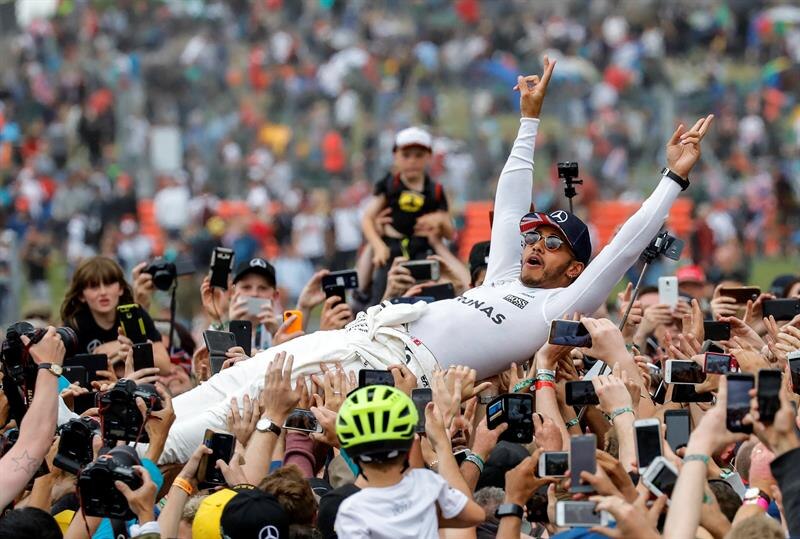 Lewis Hamilton celebra su victoria en el Gran Premio de Gran Bretaña