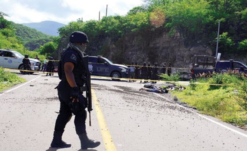 Enfrentamiento entre policías y delincuentes deja varios muertos en México