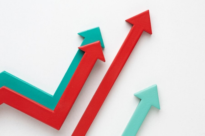 Gráfico de crecimiento con flechas verdes y rojas