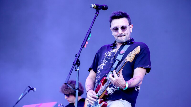 Guitarrista tocando en un concierto