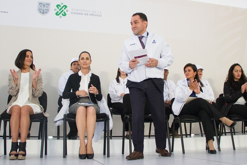 El gobierno de la Ciudad de México entrega reconocimientos a personal de salud