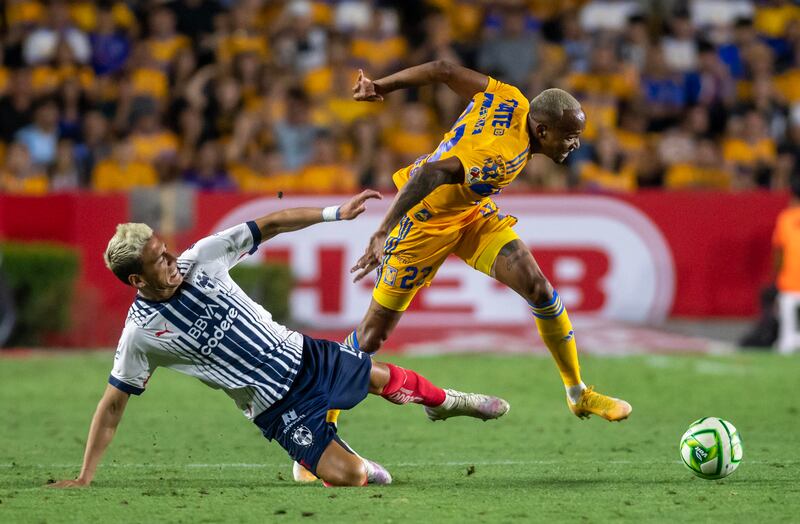 Jugadores de fútbol en acción