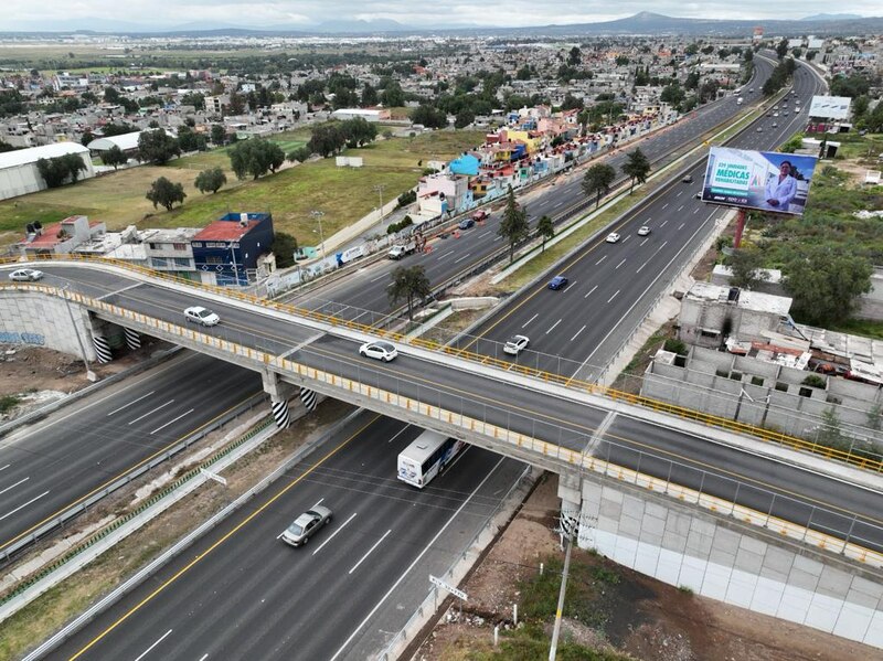 Autopista con tráfico en la Ciudad de México