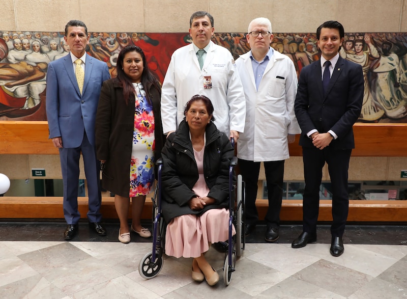 Entrega DIF estatal silla de ruedas a usuaria del CRIT