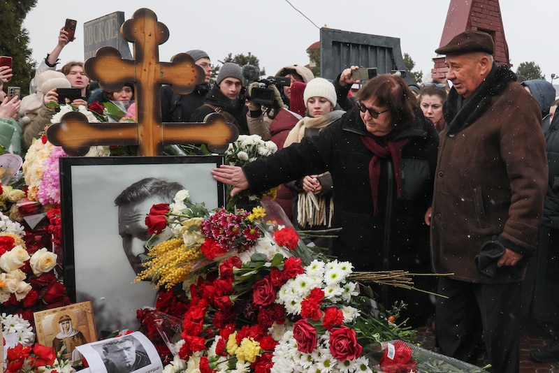 Anatoli y Liudmila, padres de Alexander Navalni, rinden homenaje junto a seguidores del líder opositor ruso, en su tumba en el cementerio moscovita de Borisóvoskoye