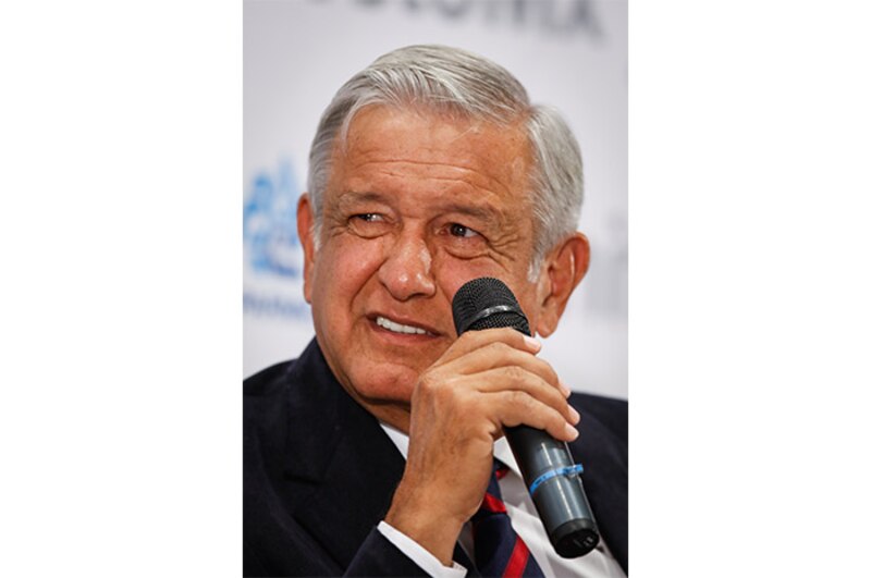 El presidente Andrés Manuel López Obrador habla en una conferencia de prensa.
