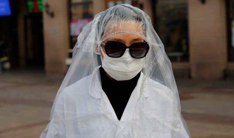 Mujer con mascarilla y gafas de sol