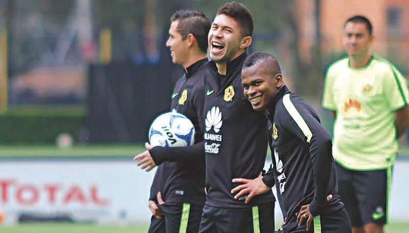 Jugadores de fútbol sonríen durante un entrenamiento