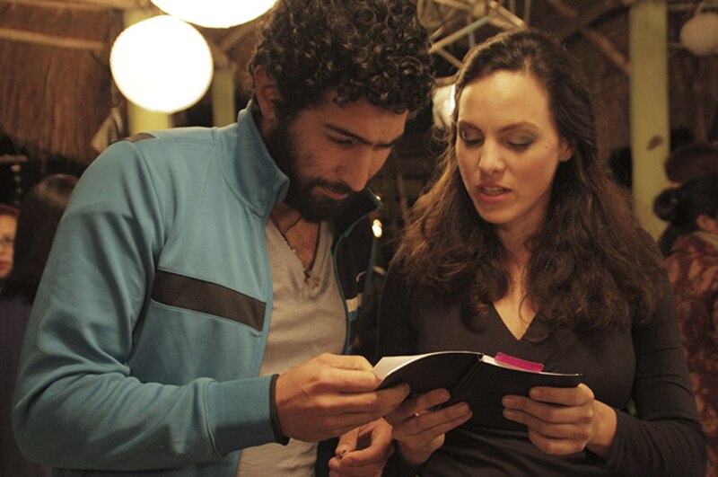 Pareja leyendo un libro