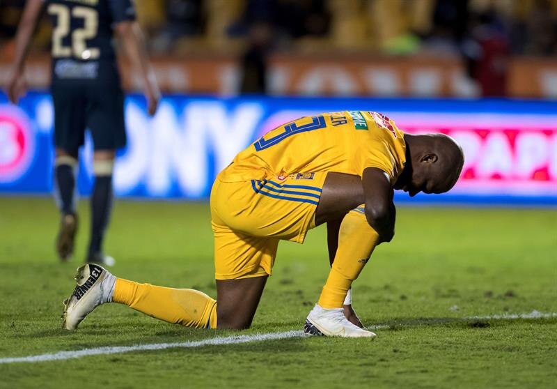 Jugador de fútbol americano arrodillado en el campo