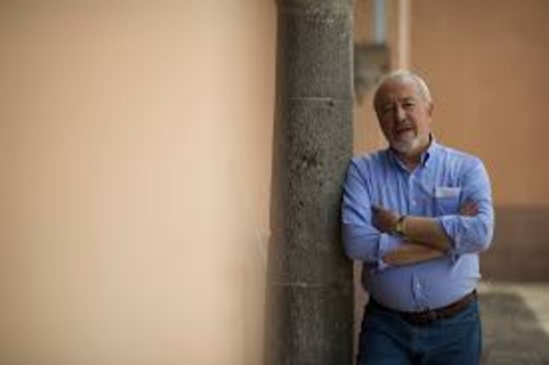 Retrato de un hombre mayor con barba blanca