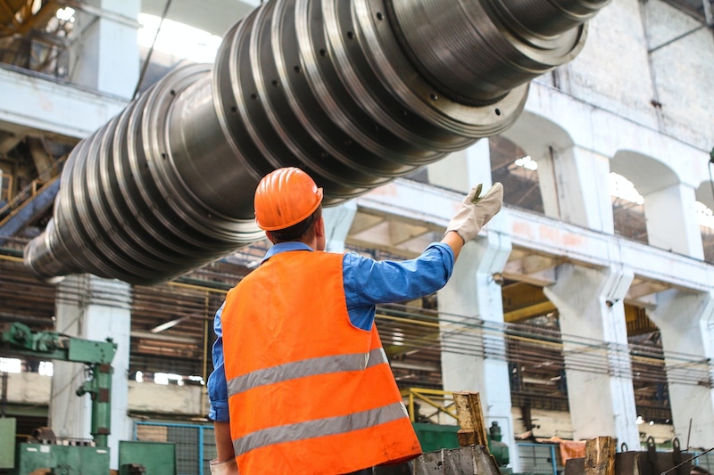 Trabajador de la construcción dirigiendo una grúa