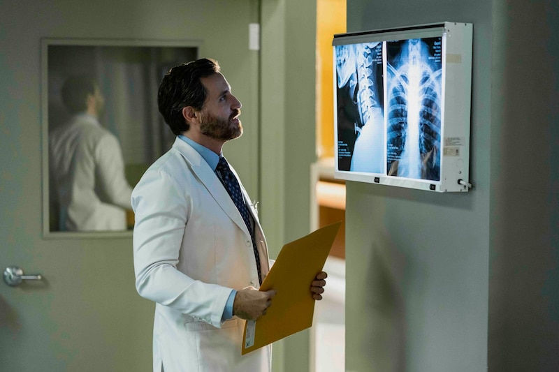 Un médico mirando una radiografía