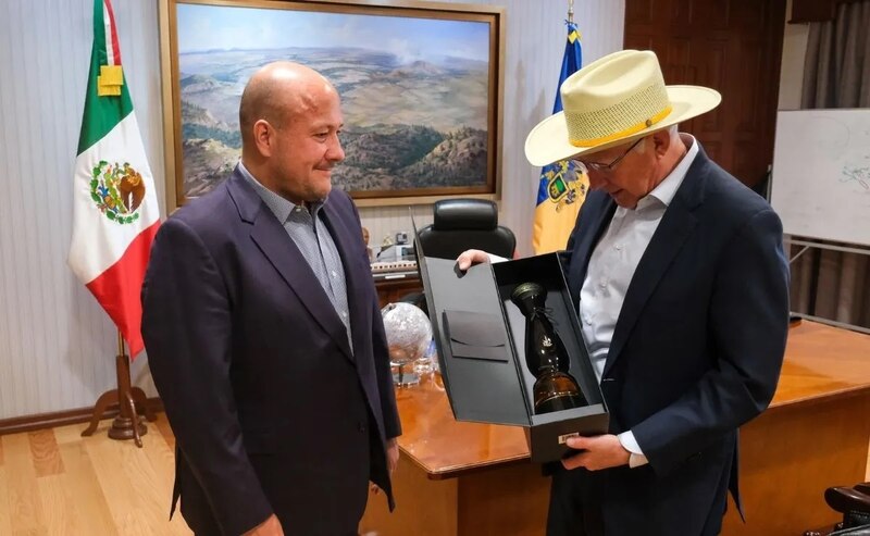 El presidente de México, Andrés Manuel López Obrador, recibe un regalo del gobernador de Jalisco, Enrique Alfaro Ramírez.