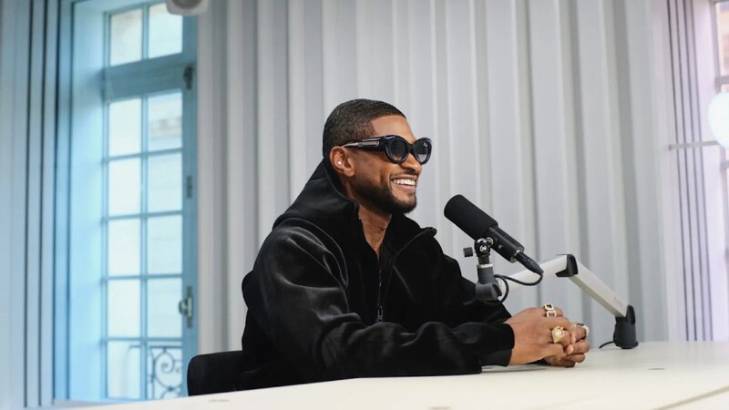 El cantante Usher sonríe durante una entrevista.