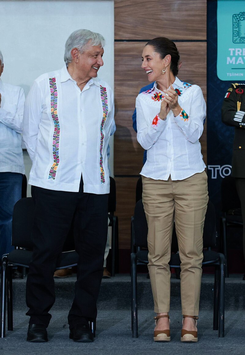 AMLO y Beatriz Gutiérrez Müller sonríen durante un evento público