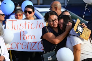 EU planea armar a agentes del ICE con guantes que den descargas eléctricas