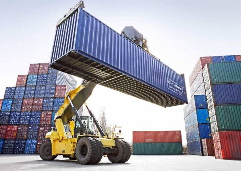 Carga y descarga de contenedores en un puerto