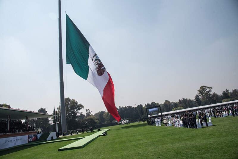 La Bandera de México ondea en el Campo Marte
