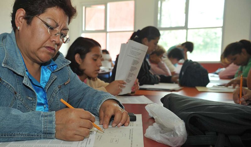 Profesora y alumna en el aula