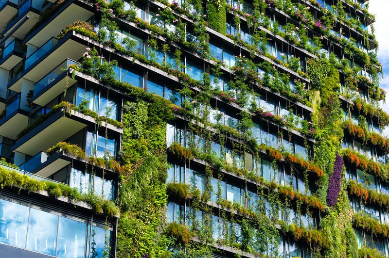 Edificio verde con plantas en la fachada