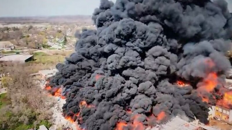 Incendio en una fábrica de colchones en Illinois