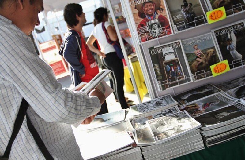 Un hombre mirando revistas en un puesto de periódicos