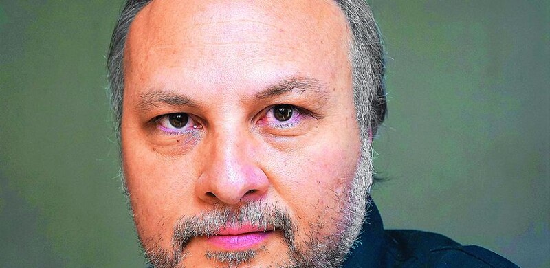 Retrato de un hombre con barba y cabello canoso