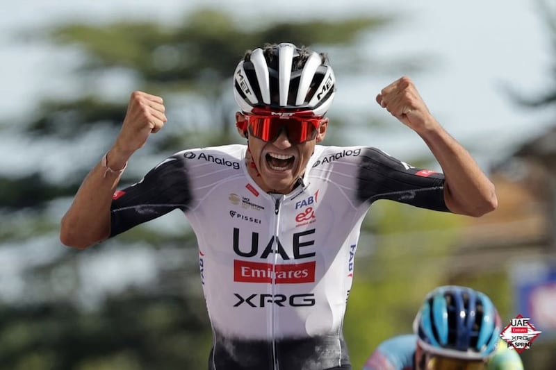 El ciclista mexicano Isaac del Toro ganando en el Giro della Toscana