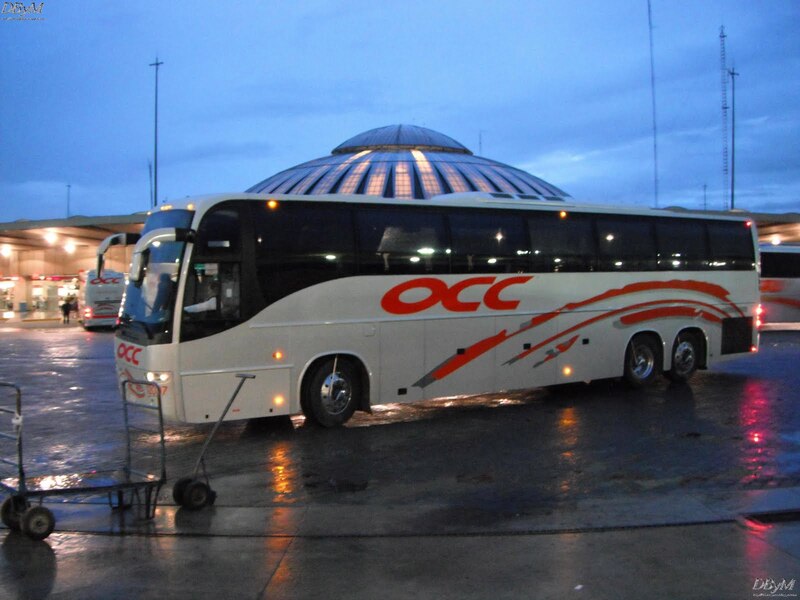 Autobús de lujo en una estación de autobuses