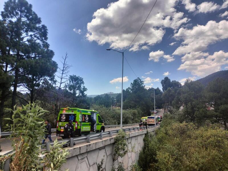 Ambulancia en carretera como parte del operativo de Semana Santa del SUEM en el Estado de México