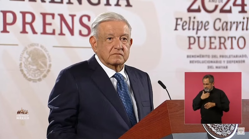 El presidente Andrés Manuel López Obrador da un discurso en la conferencia de prensa matutina.