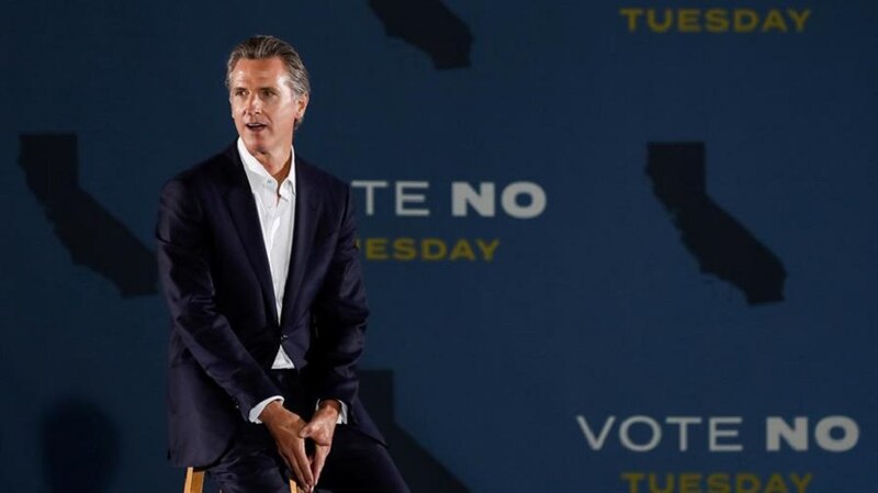 El gobernador de California, Gavin Newsom, habla en una conferencia de prensa.