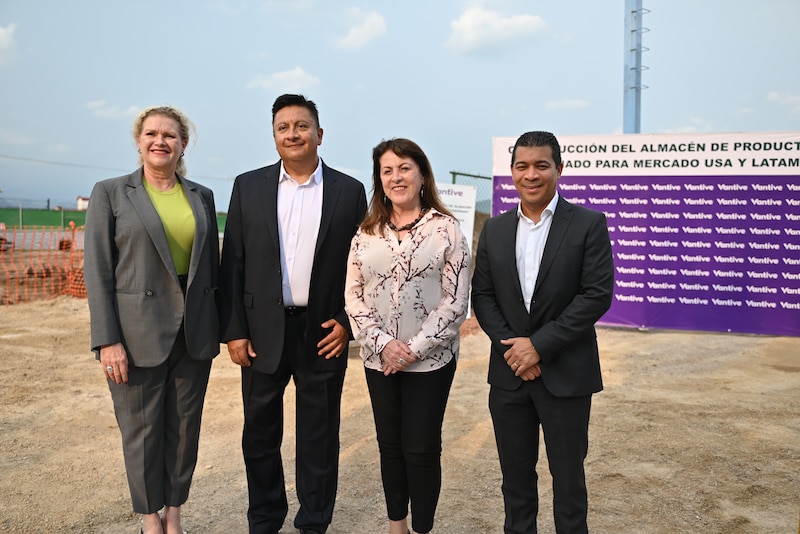 La gobernadora de  Morelos, Margarita González Saravia (al centro), visitó la Planta de manufactura Civac, la empresa Vantive invertirá 70 mdp, en terapias de salud renal