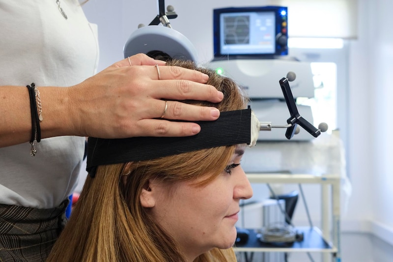 Mujer joven con electrodos en la cabeza