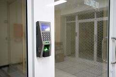 Cómo los relojes checadores digitales y las apps de asistencia ayudan a las empresas a gestionar horarios flexibles