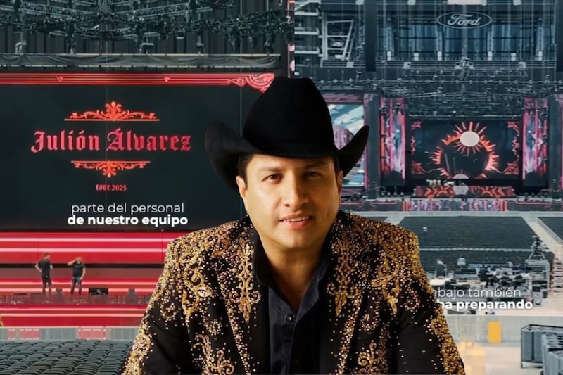Julión Álvarez cantando en vivo en un concierto multitudinario antes de la cancelación de su visa en 2025