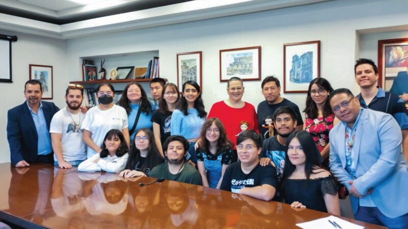Estudiantes de la Universidad Autónoma de Nuevo León visitan el Palacio de Gobierno