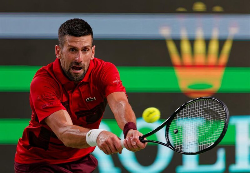 Novak Djokovic en acción durante un partido de tenis