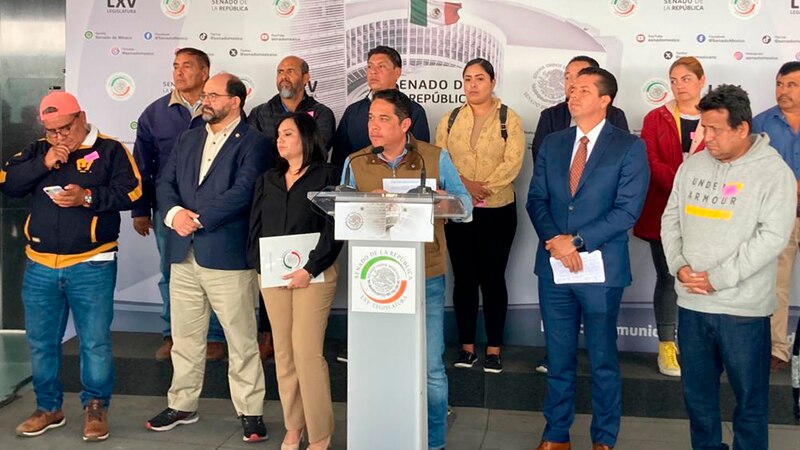 Senadores de Morena dan conferencia de prensa.