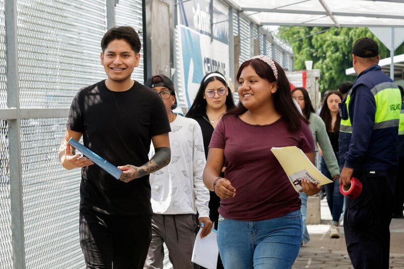 Estudiantes universitarios caminando por el campus