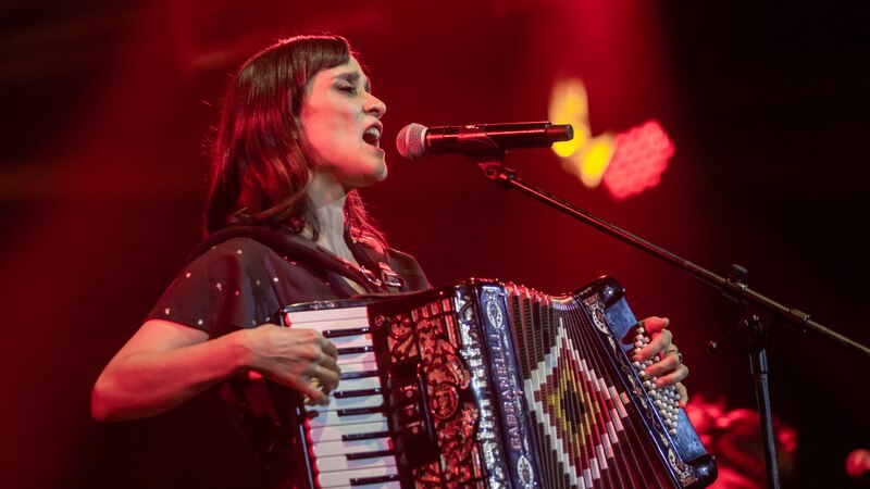 Natalia Lafourcade cantando en vivo