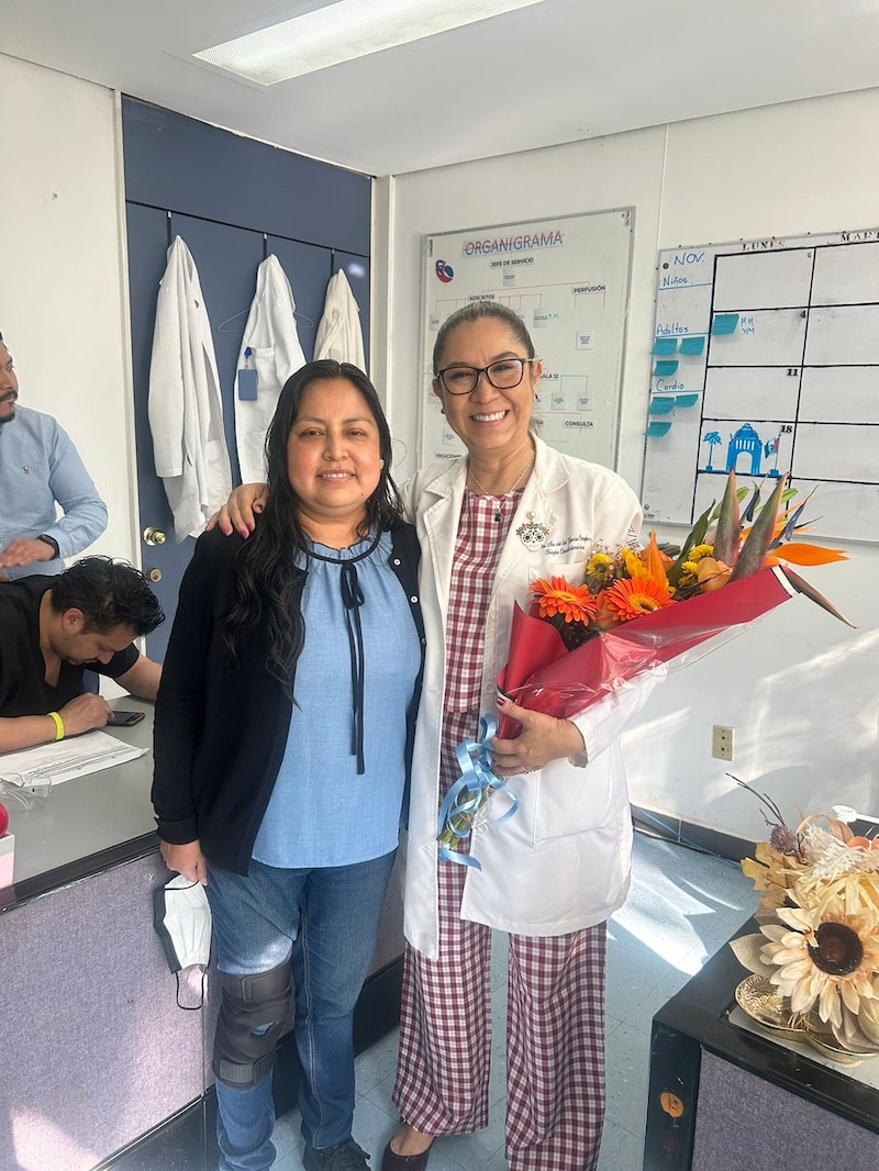 Doña Eneida Solís, trasplantada de corazón, se mantiene en supervisión médica con su doctora de cabecera, María del Sol García, quien la trasplantó