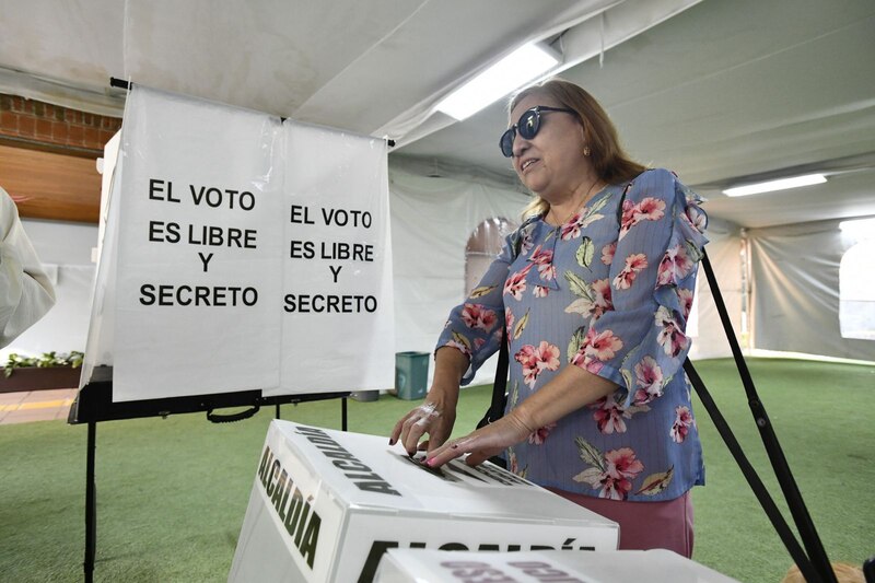 Mujer deposita su voto en las elecciones