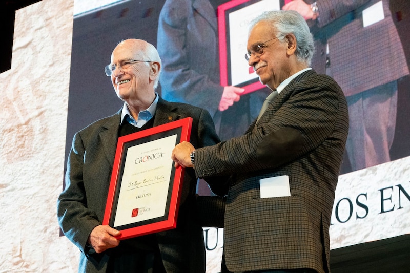 El sociólogo mexicano Roger Bartra fue condecorado con el Premio Crónica 2024 en Cultura, su homólogo y Premio Crónica 2022, Carlos Martínez Assad le hizo entrega durante la ceremonia en las inmediaciones del Auditorio Jaime Torres Bodet del Museo Nacional de Antropología e Historia.