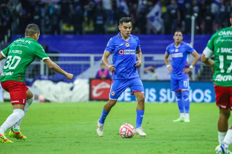 Jugador de fútbol Erick Lira en acción durante un partido de la Liga MX