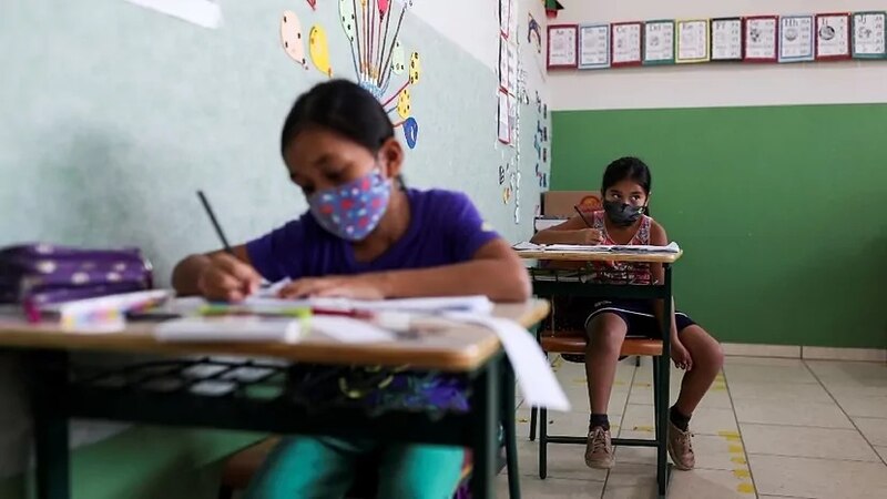 Estudiantes de primaria con mascarillas en el aula