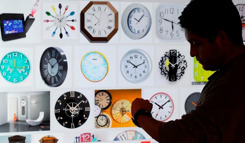 El hombre y los relojes
