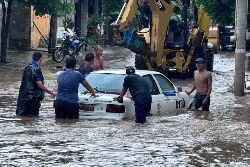 Zihuatanejo bajo el agua
