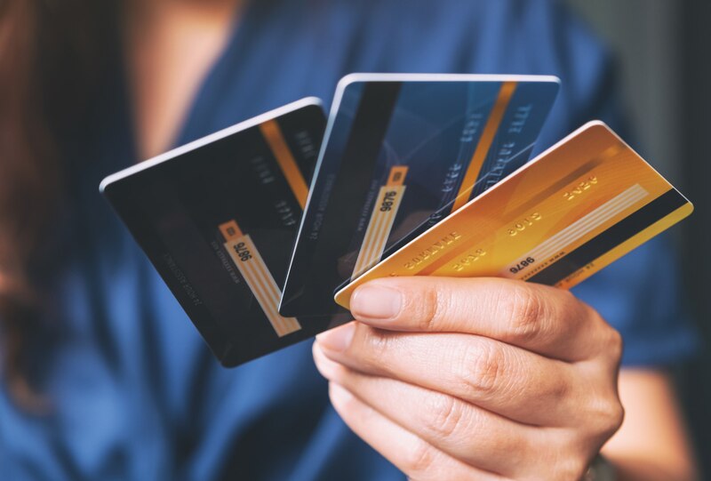 Mujer sosteniendo una tarjeta de crédito